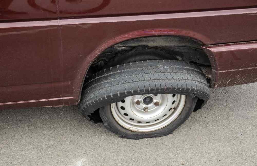 Hay coberturas extra al contratar un seguro de coche que no siempre incluimos. ¿Nos cubre el seguro a todo riesgo el reventón de una rueda?