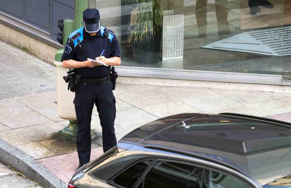 Le dejas el coche a un amigo, y le ponen una multa. ¡Qué mala suerte! Pero… ¿a ti te pasaría algo? ¿Qué tienes que hacer?