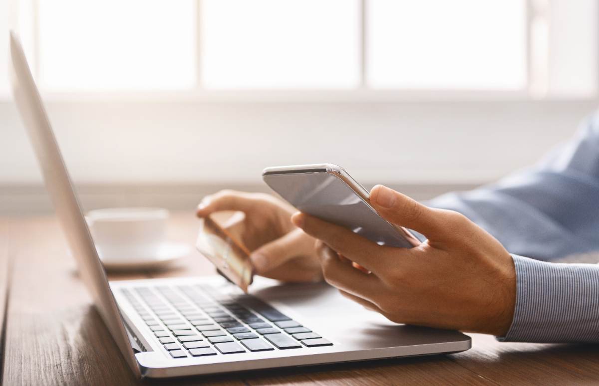 ¿Necesitas un seguro pero no tienes tiempo de acercarte a una oficina? ¿Sabes que ya puedes contratarlos online, cómodamente desde tu casa? Te contamos todo lo que debes saber antes de empezar.