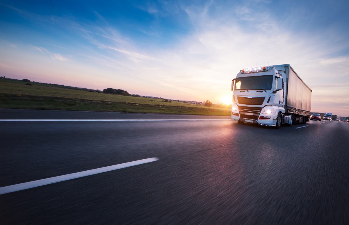 Los camiones, por el uso al que son destinados, deben contar con seguros adecuados que cubran tanto los daños personales del conductor, los propios del vehículo o los de la carga que transportan. ¿Quieres saber cómo ha de ser el seguro para un camión? Te lo contamos.