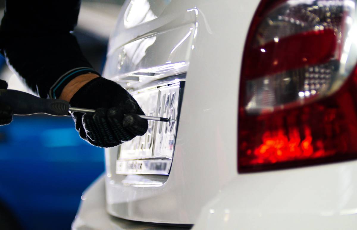 Llegas a coger tu coche y te falta la matrícula. Te la han robado. ¿Y qué se hace en estos casos? Descúbrelo hoy aquí.