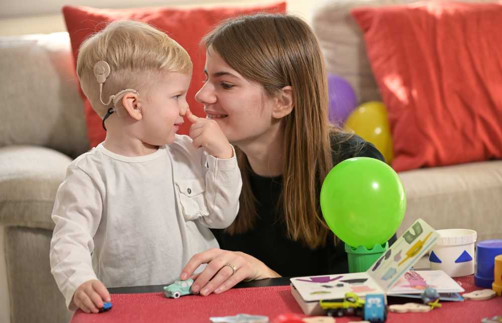 ¿Sabes lo que es un implante coclear? Cambia la vida de muchas personas cuando se les realiza y hoy vamos a ver si nuestros seguros de salud contemplan esta opción.
