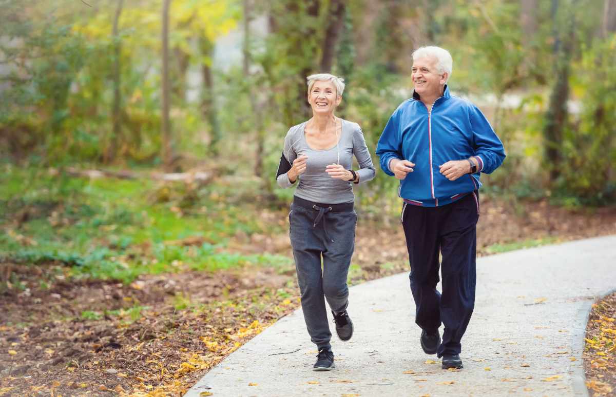 Practicar deporte es fundamental para los mayores si quieren gozar de una buena salud.