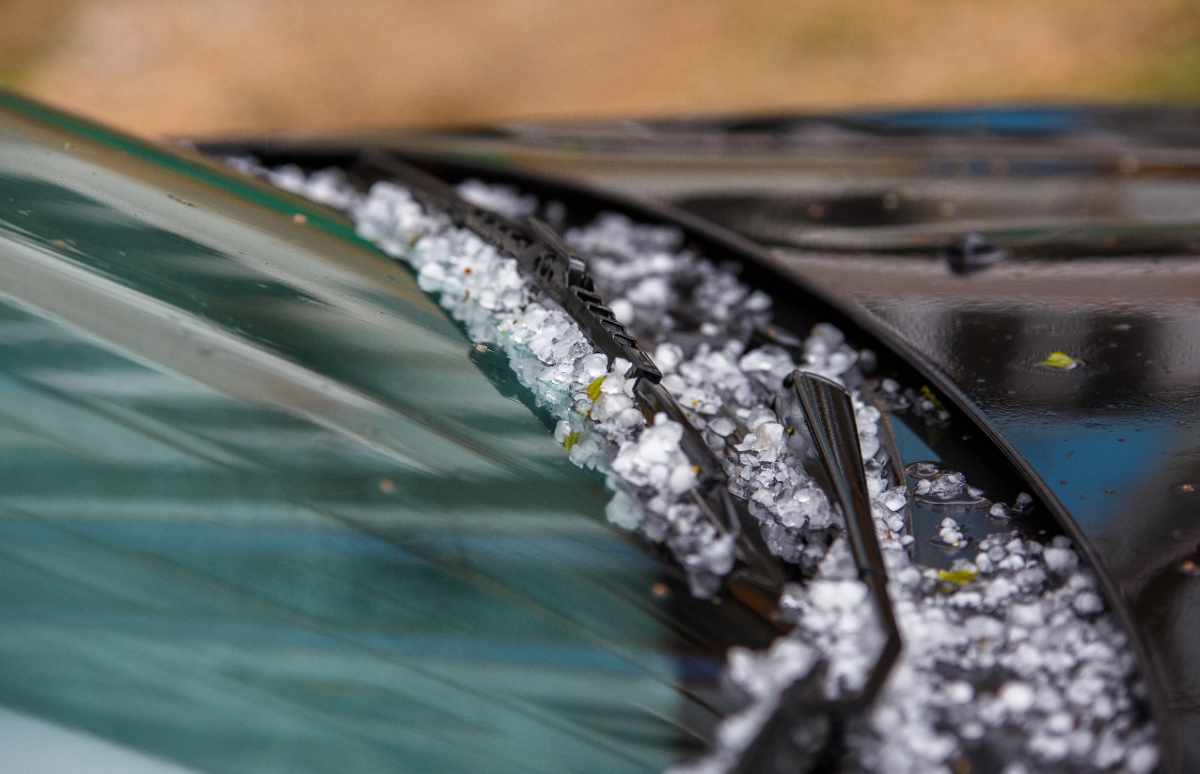 Ha caído una granizada, tenías el coche en la calle, y cuando vas a verlo, está destrozado. ¿Cubre el seguro estos daños? ¿Cómo tengo que reclamar?