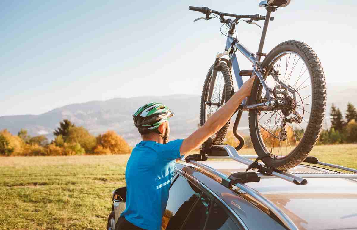 En el mercado hay diferentes modelos para llevar las bicis en el coche. Te damos consejos para elegir el mejor portabicis para tu coche.