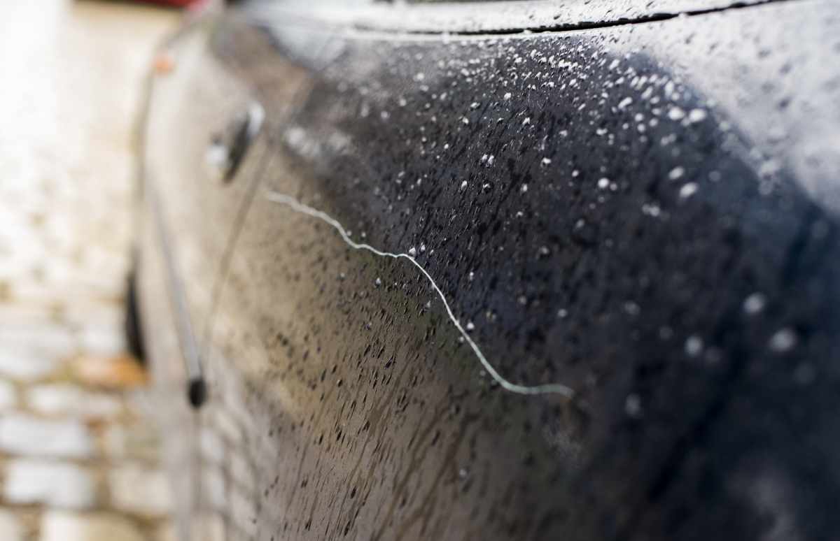 Llegas a por el coche y ves un rayón. ¿Podrás reclamar al seguro que te lo arregle? Consejos y curiosidades en el Blog de El Corte Inglés Seguros.