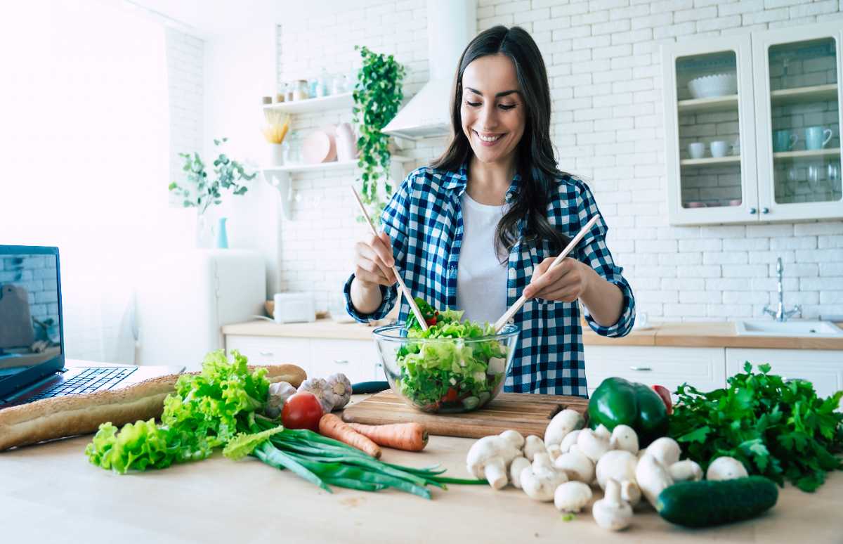 Los alimentos son las sustancias necesarias para el mantenimiento del organismo. Descubre aquí las funciones que desarrollan los nutrientes.