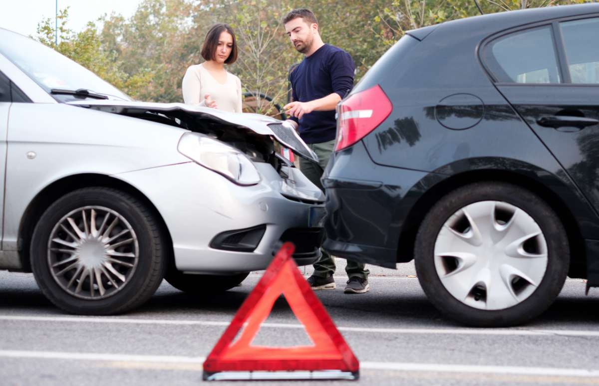 Causante de accidente mirando el daño ocasionado