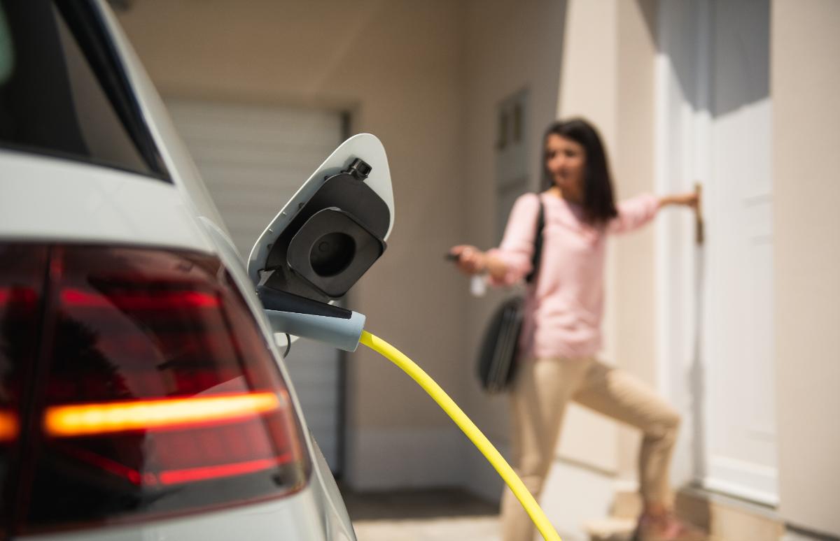 Te contamos la mejor manera de cargar un coche eléctrico en tu domicilio. Echa un vistazo a las opciones que tienes.