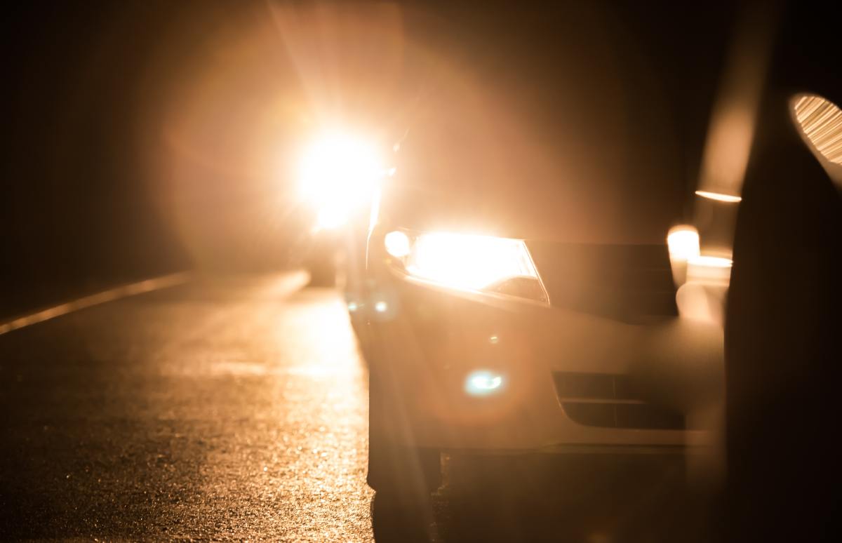 Sufrir un deslumbramiento en carretera es muy incómodo y algunas veces puede ser peligroso. Te contamos qué hacer si te ves en esta situación.
