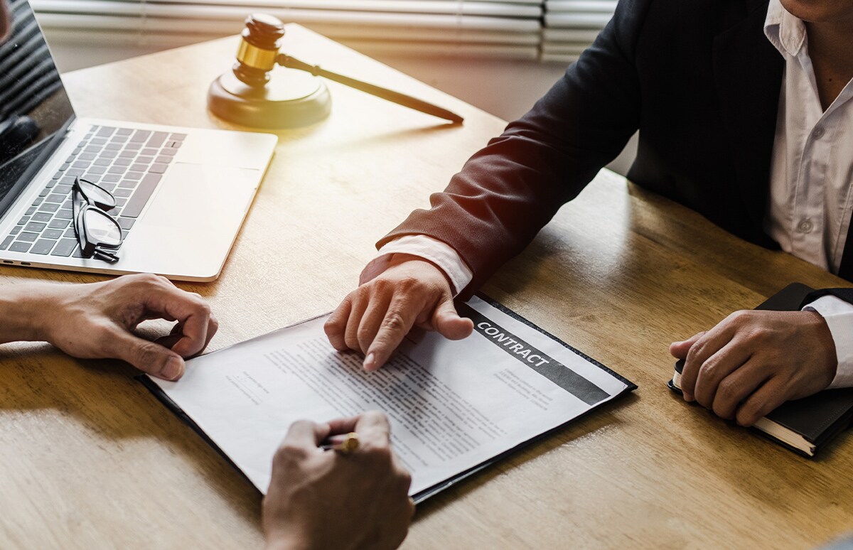 Experto señalando donde debe firmar un cliente