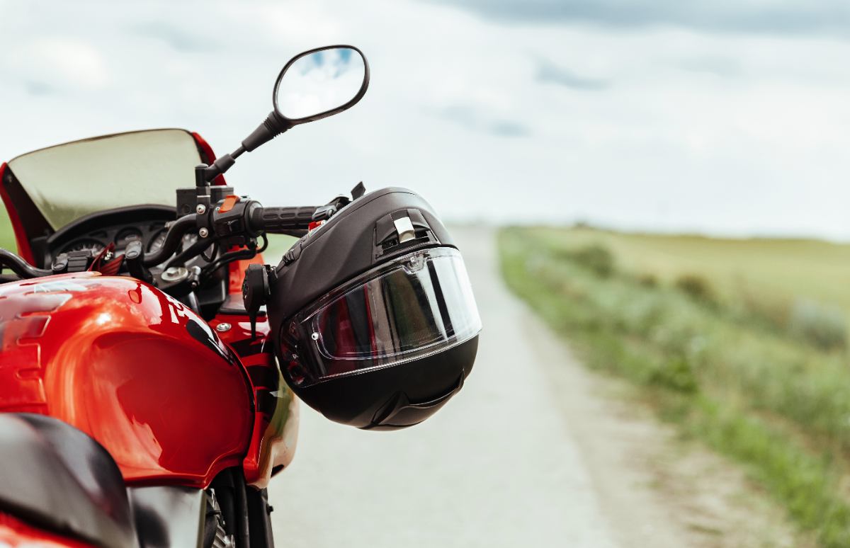 Si te has comprado una moto y tienes dudas sobre el equipamiento que debes utilizar, te contamos los accesorios imprescindibles para el motorista.