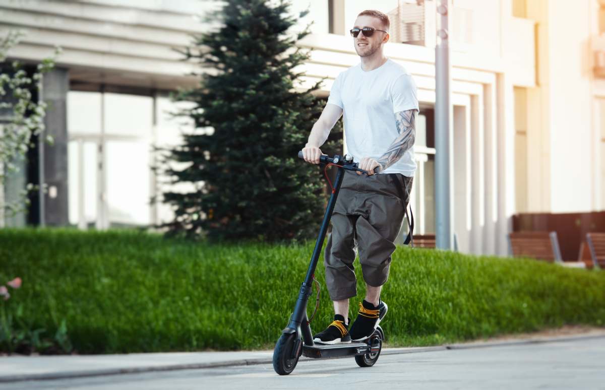 Los patinetes eléctricos pueblan calzadas, aceras y carriles bici en todas las ciudades. Si estás pensando hacerte con uno, te contamos lo que debes saber.