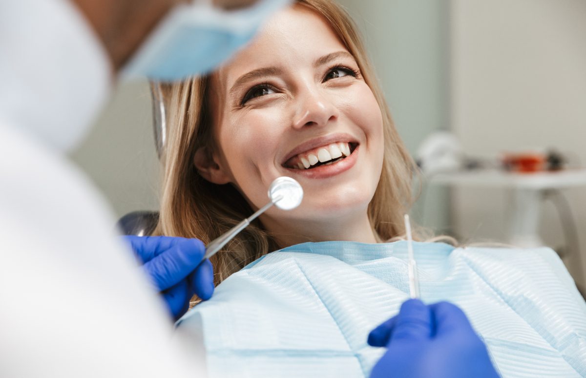 Tienes un seguro de salud con ampliación dental, o un seguro dental específico y tienes que colocarte un implante. Comprueba si tu seguro lo cubre.
