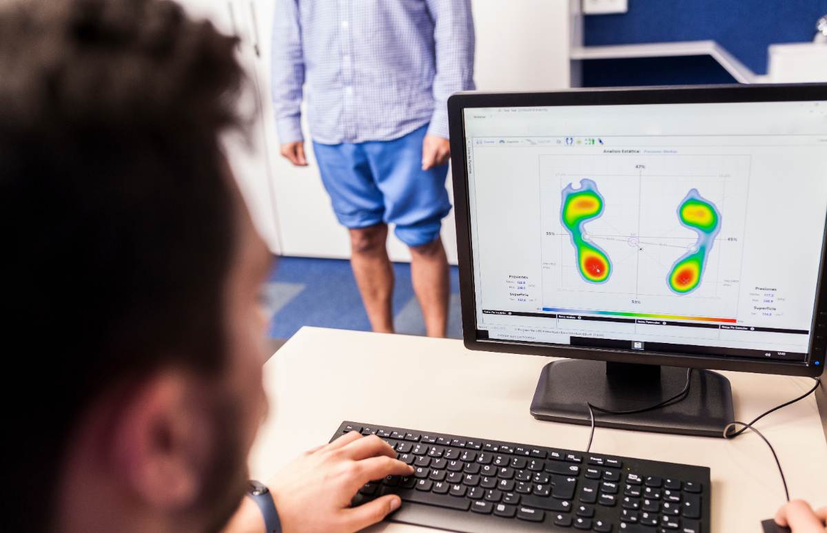 Los pies soportan nuestro peso todo el día y cada día. No es raro que no siempre estén perfectos... ¿Ya has visitado al podólogo? Si tienes un seguro médico acude a su consulta y mejora la salud de tus pies.