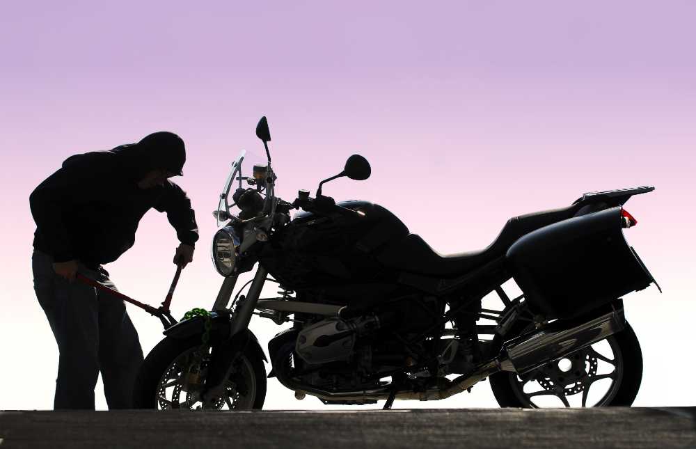 Las motos son un bien muy goloso para los amigos de lo ajeno, así que es importante vigilarlas y poner cuantos más medios, mejor, para evitar su robo. Pero si no has podido impedirlo, ¿quieres saber cómo actúa tu seguro ante el robo de una moto?
