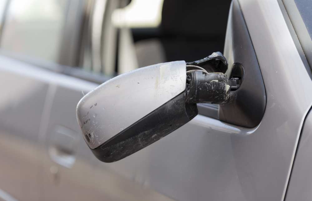 Nadie está libre de que sus posesiones sean objeto de la atención de quienes se dedican a hacer actos vandálicos y nuestro coche tiene las mismas papeletas que el de cualquier otro, sobre todo si duerme en garaje. ¿Sabes si el seguro cubre el vandalismo?