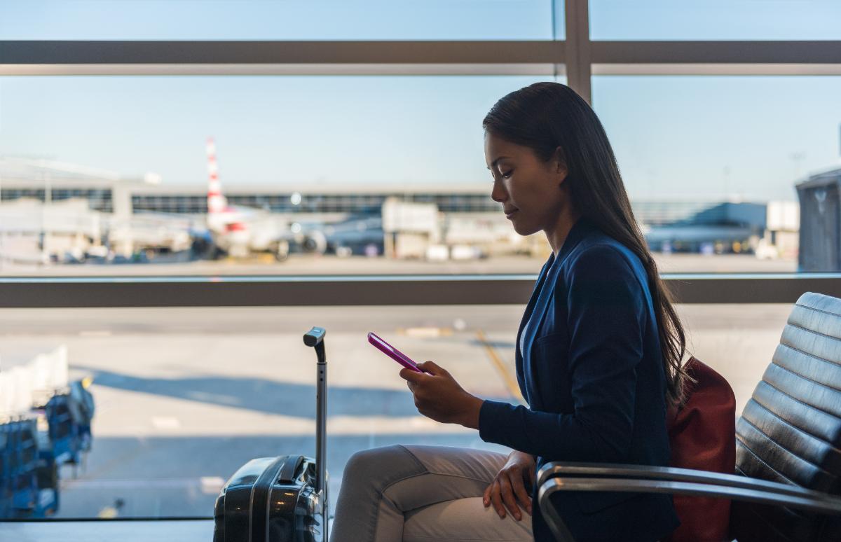 Si estás fuera del país o viajas a menudo, te conviene saber qué seguros contemplan la repatriación en caso necesario. 