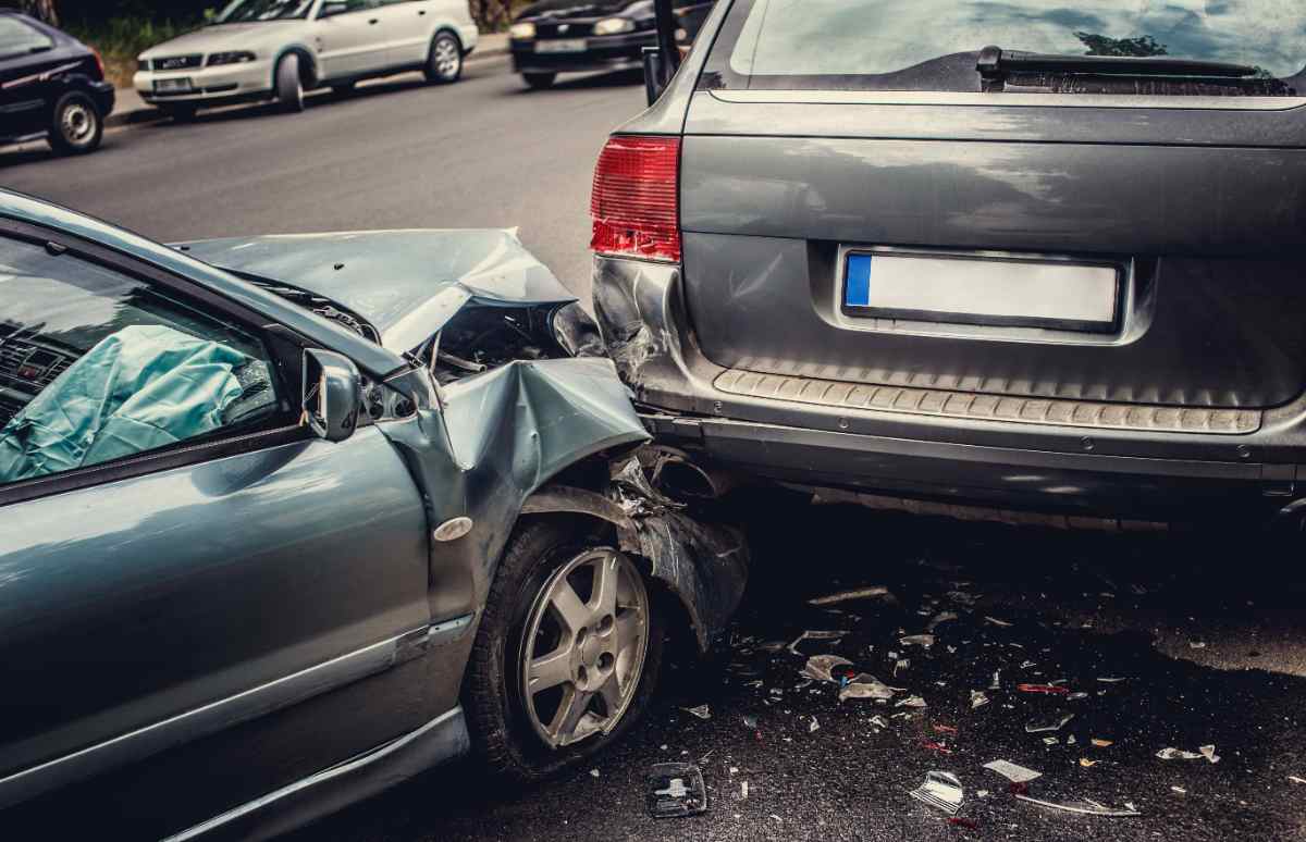 Un despiste, velocidad inadecuada, un movimiento inesperado…hay un golpe entre dos coches y los que les siguen se van empotrando detrás en cadena.