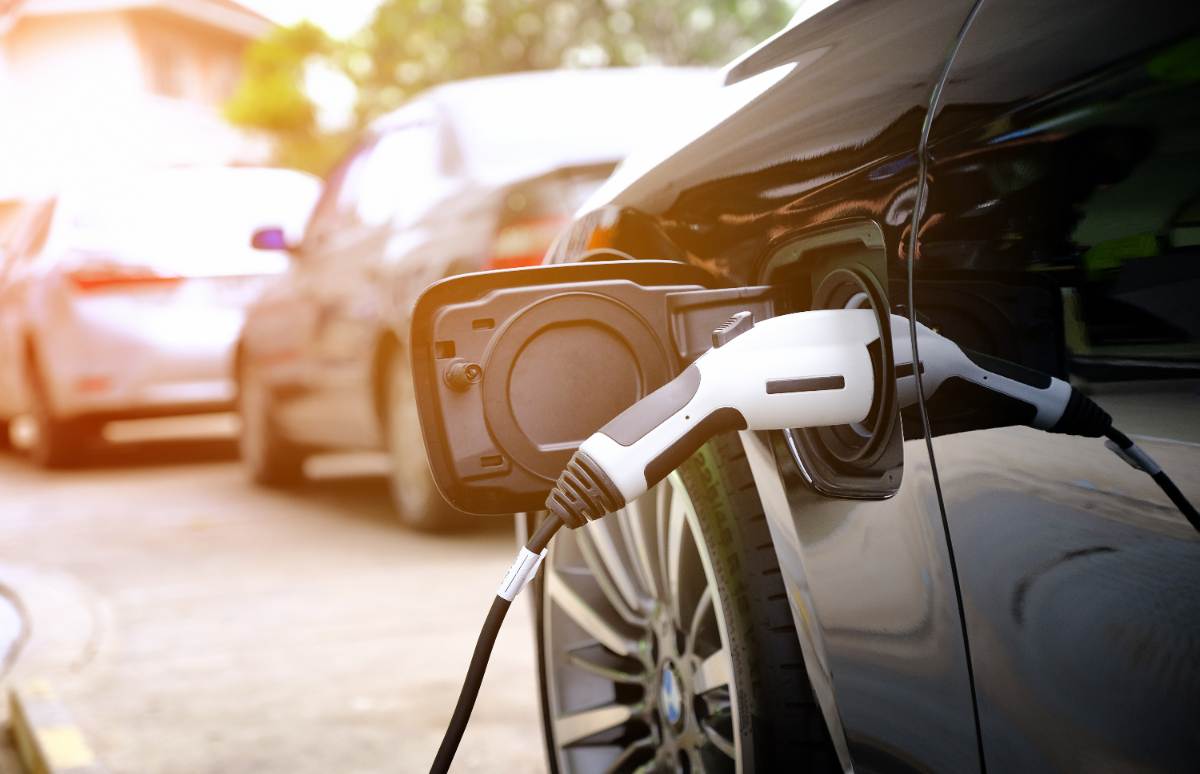 Además del tiempo de carga, te contamos lo que puede costar cargar un coche eléctrico, para que puedas hacer tus cálculos si piensas comprarte uno.
