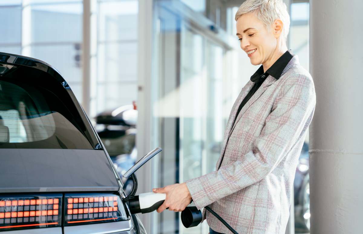 Si tienes o piensas comprar un coche eléctrico, conoce cómo debe ser su seguro.