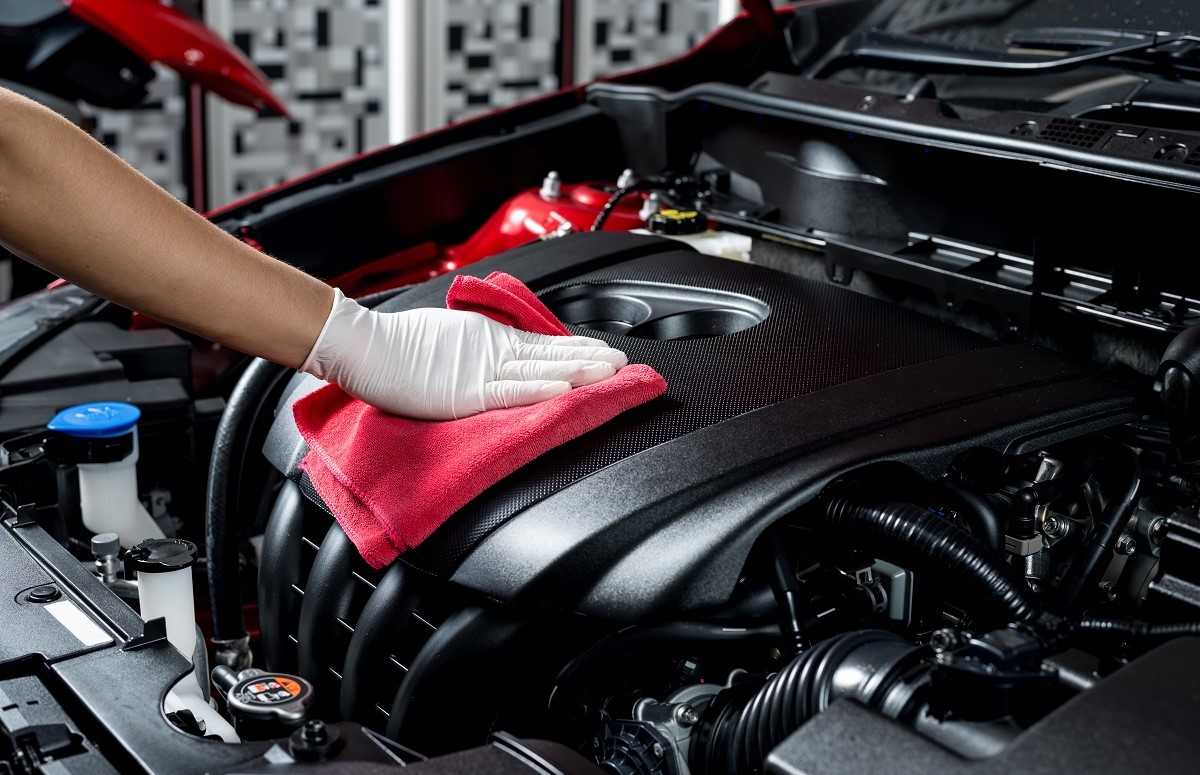 Si eres un poco manitas, quizá puedas encargarte de la limpieza del motor de tu coche echando mano de alguno de estos trucos...