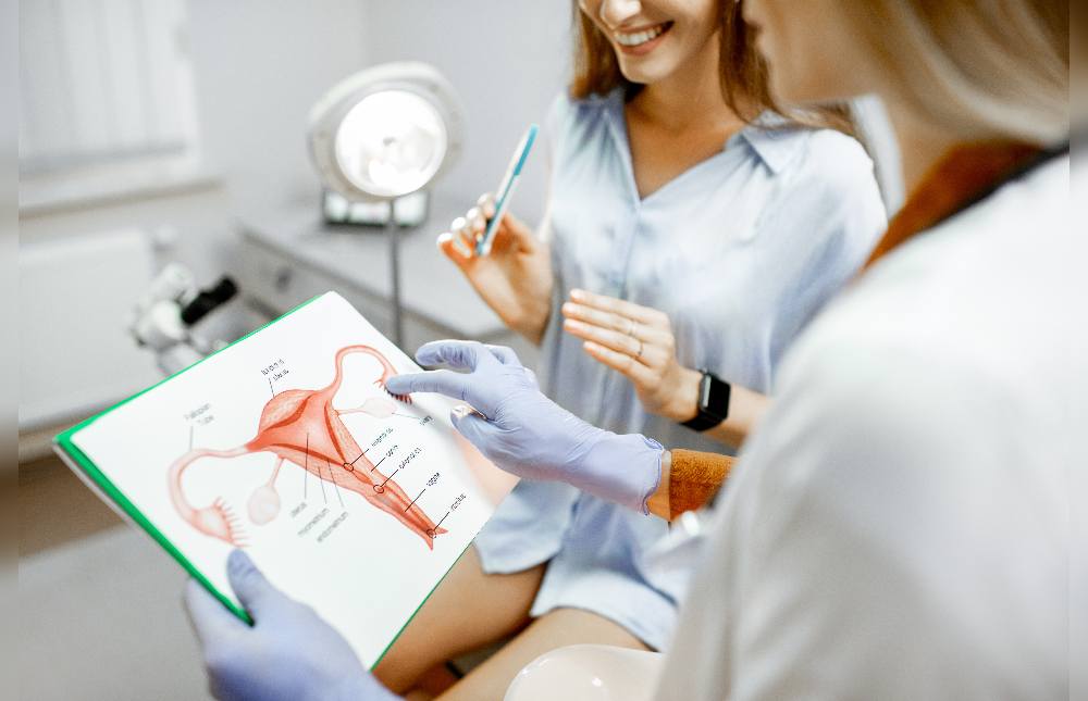 El ginecólogo es un especialista importante en la vida de cualquier mujer. Visitas periódicas hacen que sea una persona con la que con el tiempo, estableces una relación estrecha, quien traerá a tus hijos al mundo. En tu seguro médico encontrarás grandes especialistas con quienes te sentirás cómoda y segura.