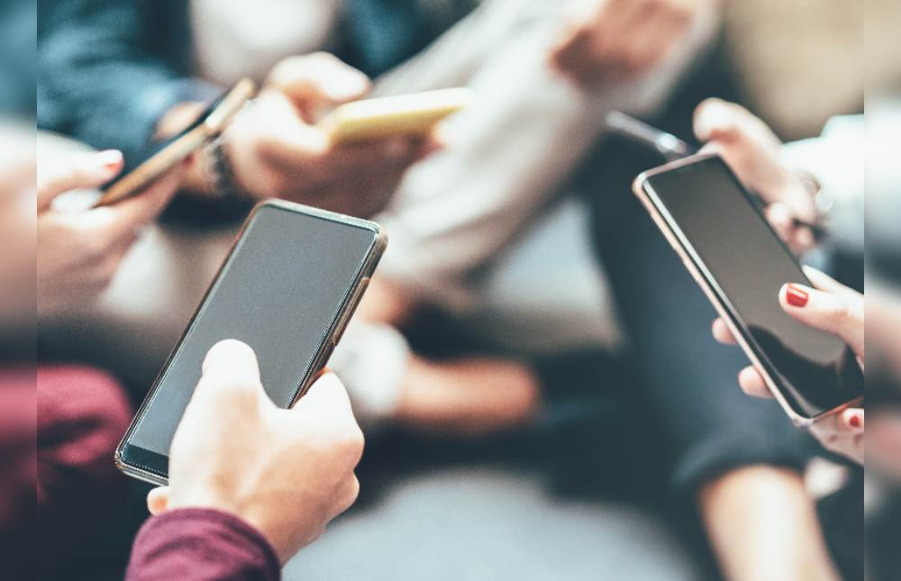 Apenas nos damos cuenta, pero dejamos huellas digitales de nuestros pasos cada día. Seguro que no eres consciente de todo lo que se puede saber de ti y que no debería seguir al alcance de nadie una vez ya no estés.¿Sabías que puede eliminarse nuestra vida digital?