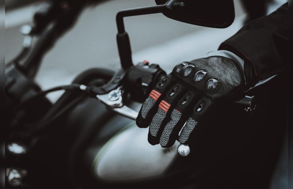 Hay quienes los usan porque les gusta, porque tienen frío en las manos o por el simple gusto de conducir con ellos. Otros, no los soportan y sienten mucha menor libertad de movimientos. Pero ¿son obligatorios los guantes para conducir tu moto?