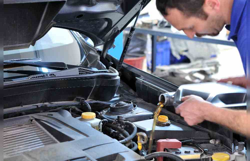 Si eres de esos a los que encanta cuidar personalmente su coche, te hablamos de los producots que puedes utilizar para limpiar el motor.