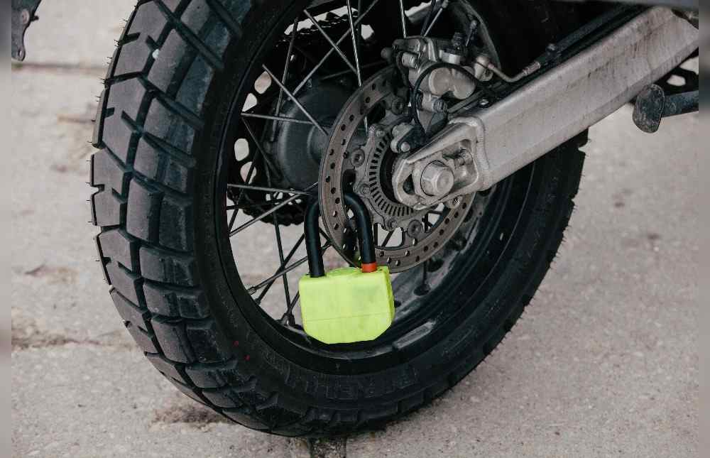 Hay diferentes sistemas para intentar evitar que te roben la moto, ¿quieres saber cuáles son? Lee lo que traemos para ti.