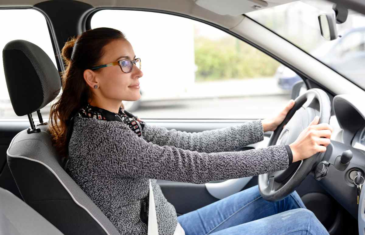 Mantener una postura correcta al volante evitará posibles accidentes y lesiones. No te pierdas nuestros consejos.