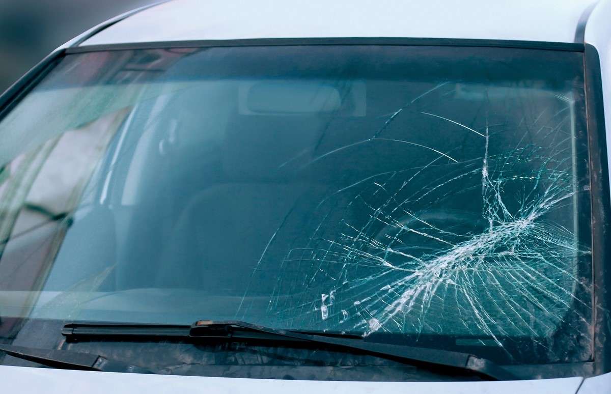 Si tienes el parabrisas roto y aún así circulas con tu coche, quizá podrían multarte. Te lo contamos.
