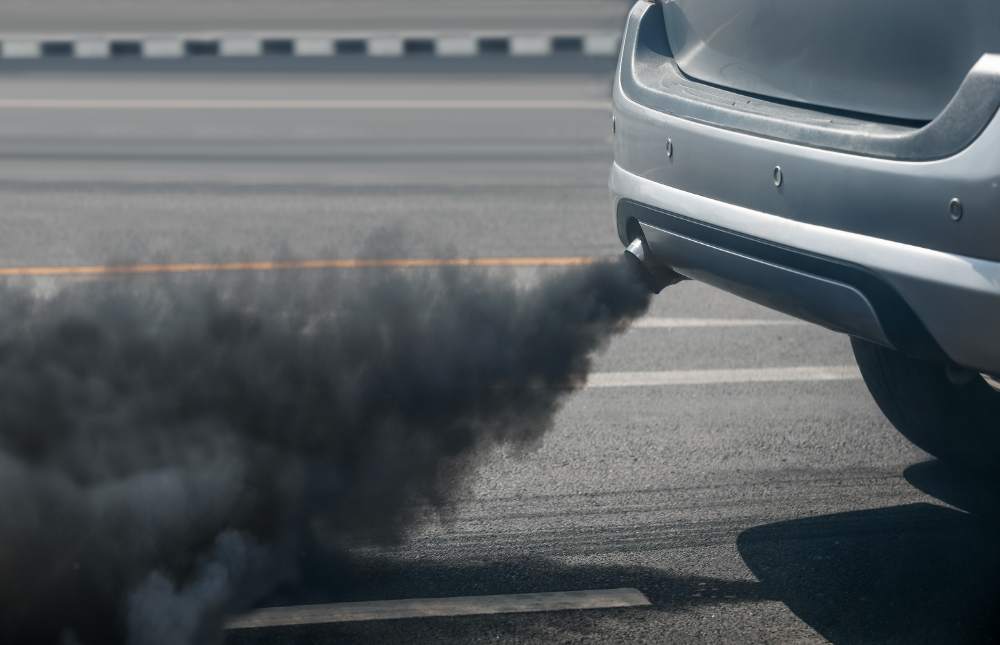 ¿Tu coche expulsa humo muy visible? ¿No te parece que tenga el color que debería? ¿Crees que es "demasiado humo"? Te contamos qué puede significar.