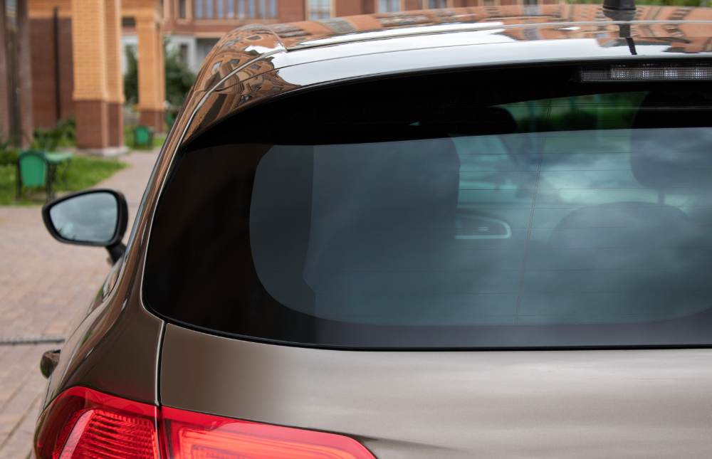La mayoría de los coches ya salen de fábrica con las lunas tintadas, aunque no es el único campo donde se oscurecen los cristales. ¿Para qué viene bien tenerlos y para qué no?
