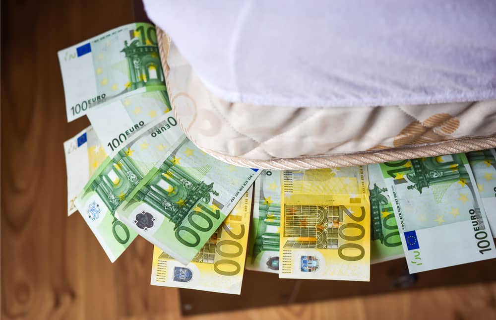 ¿Es buena idea guardar dinero debajo del colchón?