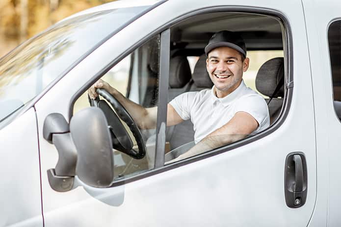 Mujer soriendo dentro del coche