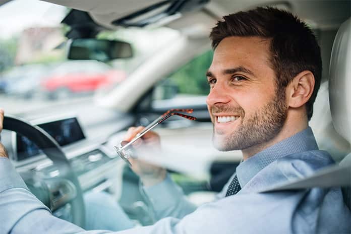 Mujer soriendo dentro del coche
