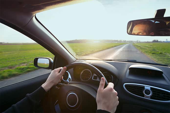 hombre conduciendo coche